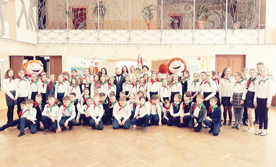 Клятвы верности пионерской организации. В Гродно в День Конституции 80 школьников торжественно приняли в пионеры