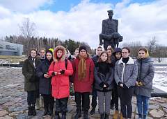 «Хатынь – незаживающая рана на сердце белорусской земли». Школьники Гродненщины побывали в мемориальном комплексе и отдали дань памяти погибшим жителям сожженных деревень Беларуси