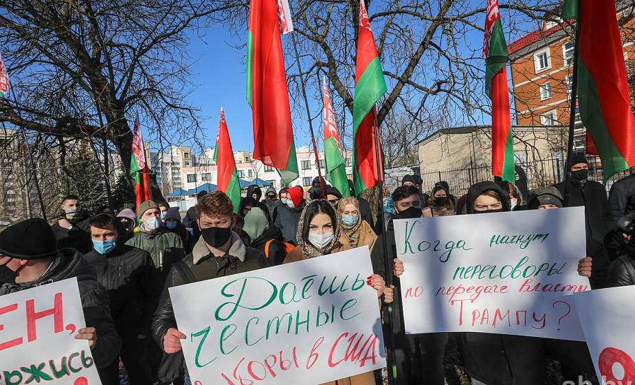 Возле американского и украинского посольств прошли молодежные пикеты