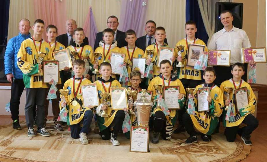 Победителей республиканской «Золотой шайбы» в младшей возрастной группе команду «Алмаз» чествовали в Дятлово (+видео)