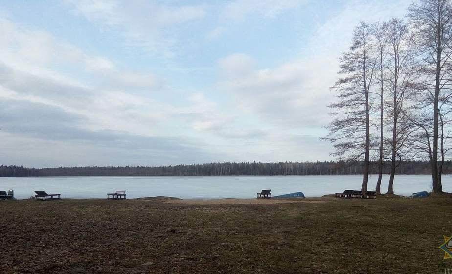"Лед был очень хрупкий".  Новогрудские спасатели вытащили из воды рыбака