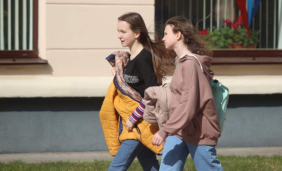 Гродненцы радуются по-весеннему теплой погоде
