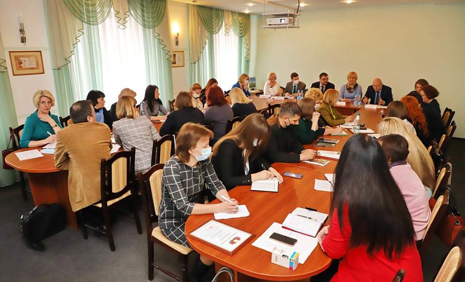 Лингвистические экспертизы, ответственность за клевету и подготовка специалистов для СМИ региона. Что обсуждали во время медиакластера в Гродно