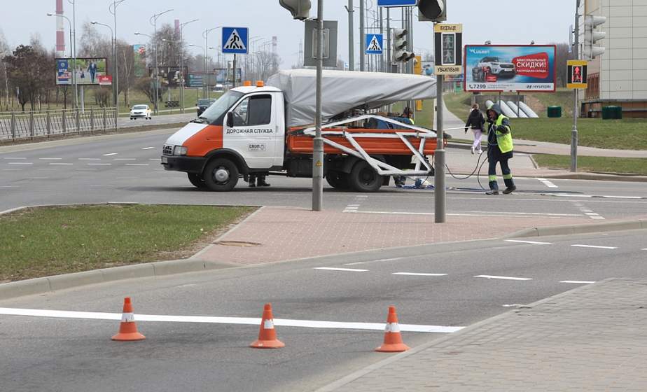 На магистралях и кольцах – холодный пластик. В Гродно началась разметка проезжей части дорог 