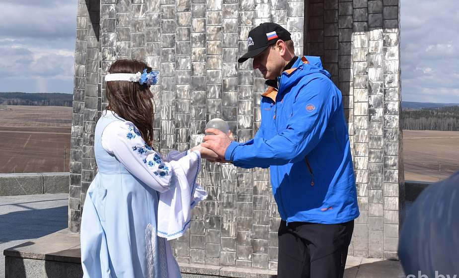 Знамя Победы и землю с Кургана Славы скоро поднимут на Эверест