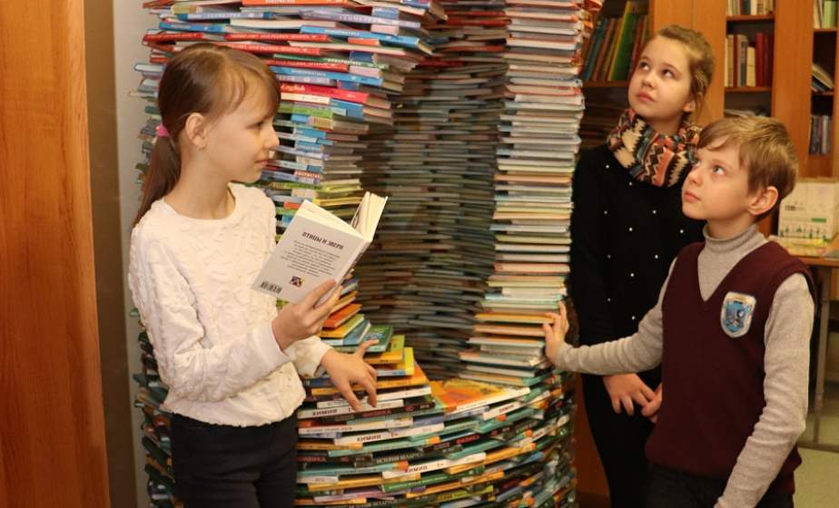 Башня знаний. В лидской школе соорудили необычную инсталляцию из книг