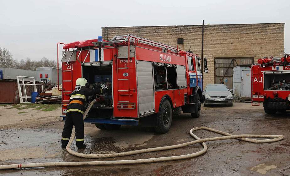 Гродненские спасатели ликвидировали пожар в административно-складском здании