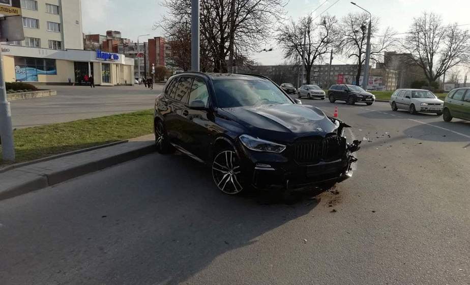 В ДТП пострадали двое. В Гродно на кольце «БМВ» влетел в столб