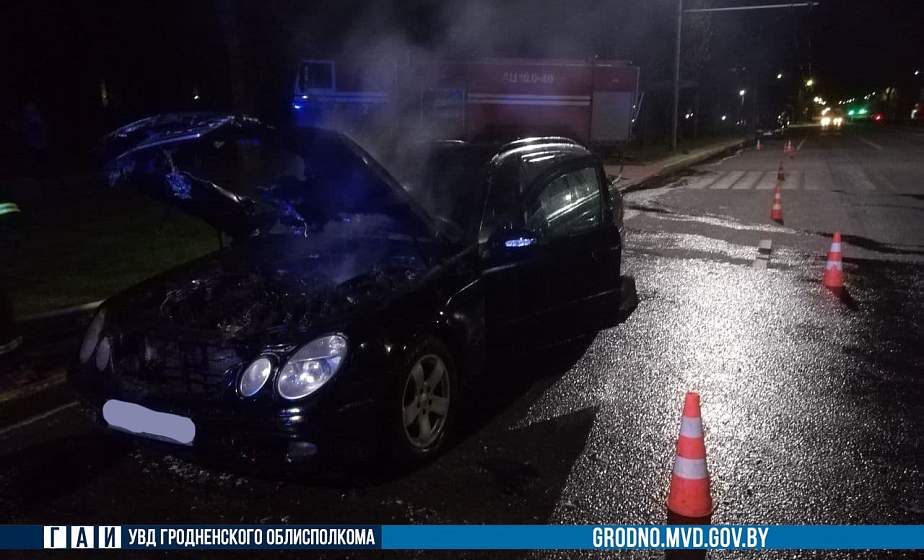 Потушить помогли другие водители. В Гродно на дороге загорелся автомобиль