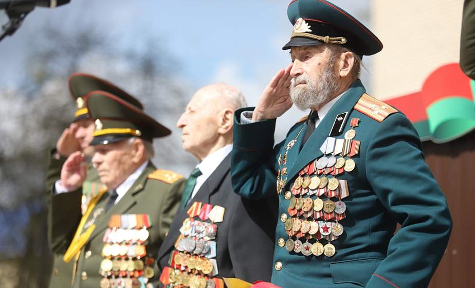 «Защита Родины – всегда было почетным делом». В преддверии 9 Мая в Гродно прошла патриотическая акция «Победа – связь поколений» с участием ветеранов
