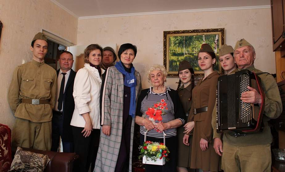 «Спасибо за то, что никогда не забываете». В преддверии 9 Мая поздравления от Белорусского союза женщин принимала Людмила Культиясова, пережившая блокаду Ленинграда 