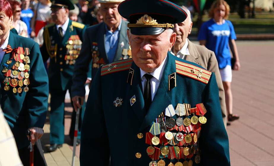 Безлимит ко Дню Независимости: белорусские ветераны смогут бесплатно звонить во все сети и за границу