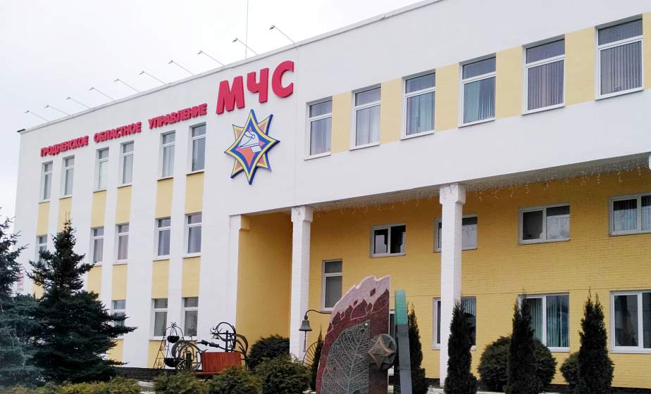  В Лидском районе столкнулись легковушки: спасатели деблокировали одного из водителей