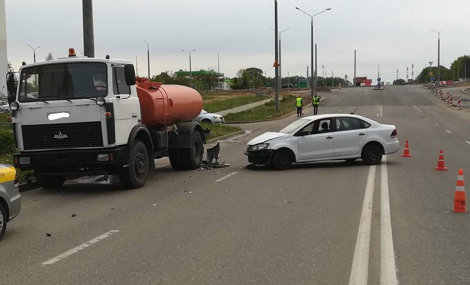 На полном ходу. В Гродно легковой автомобиль врезался в «МАЗ»