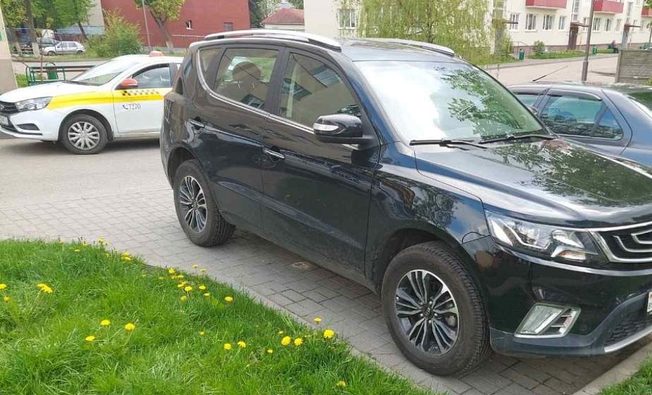 Проявили внимание. В Лиде дети нацарапали на машине имя девочки