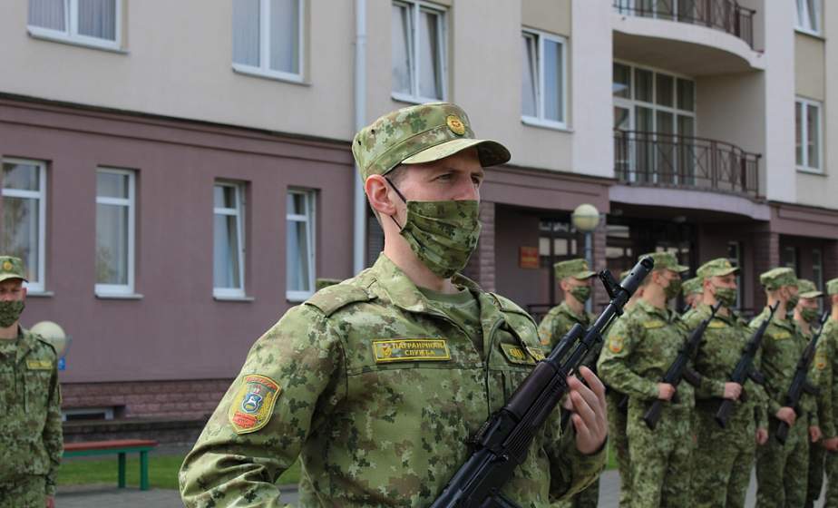 Новобранцам Гродненской пограничной группы торжественно выдали первое боевое оружие