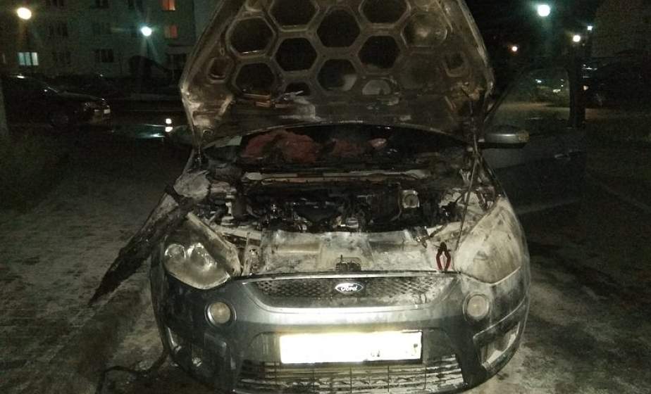 В Слониме горел автомобиль. Поврежден моторный отсек