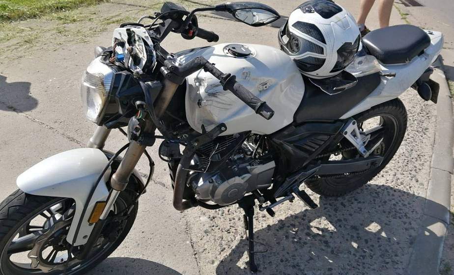 Не разъехались на перекрестке. В Слониме столкнулись мотоцикл и автомобиль