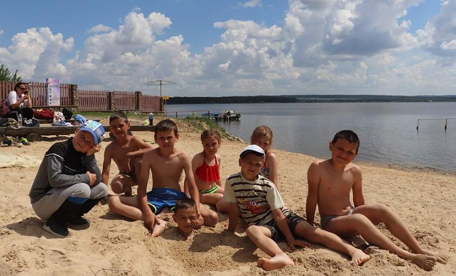 На пляже водохранилища в Зельве устанавливают детскую игровую площадку