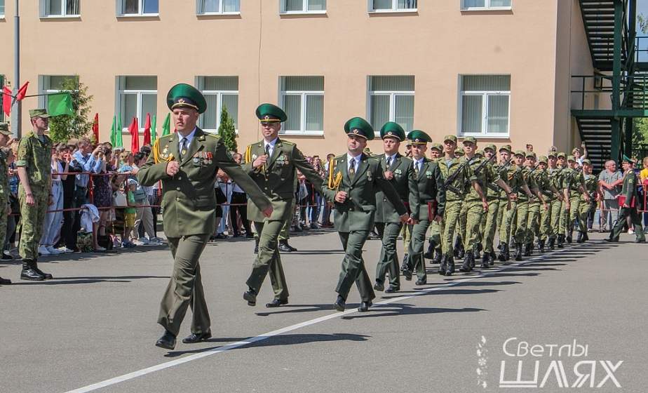 В учебном центре Института пограничной службы новобранцы приняли военную присягу