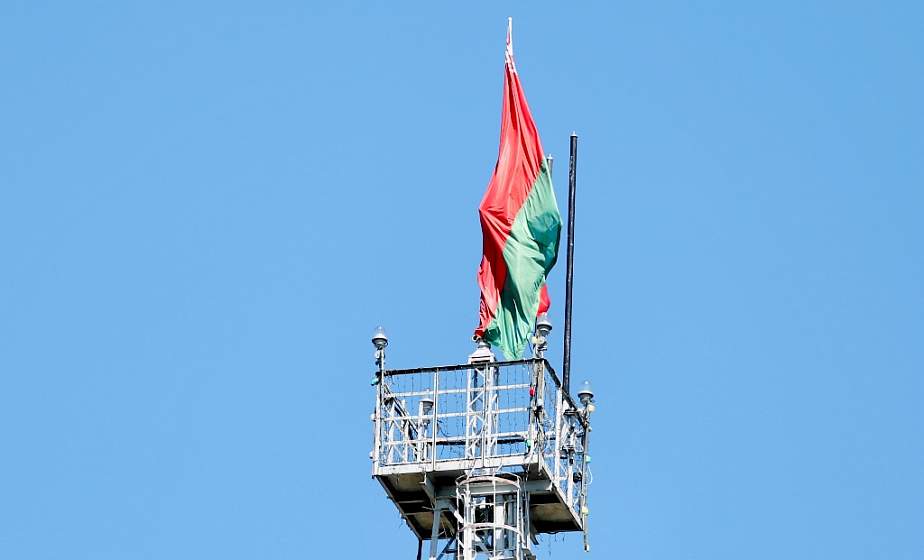 Фотофакт: государственный  флаг установлен на вышке РУП "Гродноэнерго"