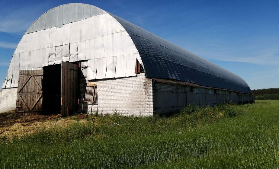В Вороновском районе произошел пожар в сенохранилище. На помощь сотрудникам предприятия пришли спасатели