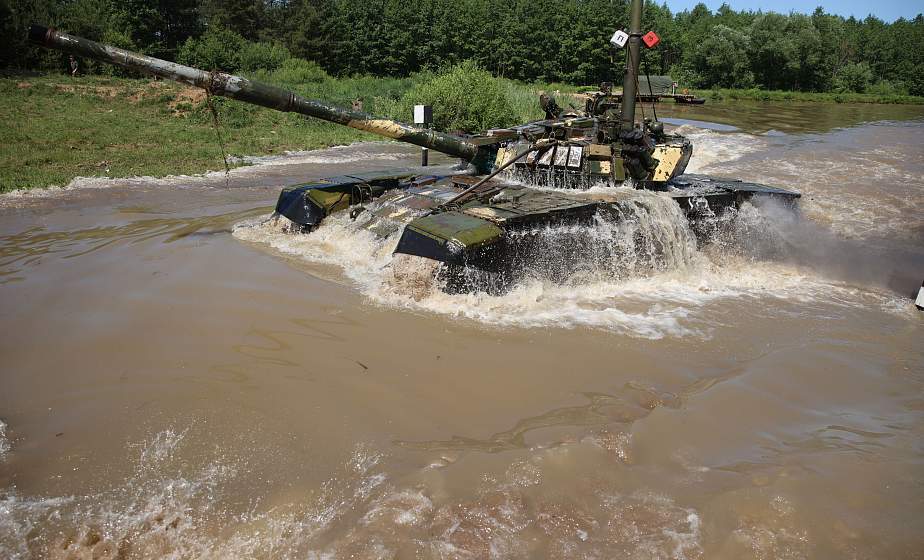 Учения по преодолению водной преграды на боевых машинах проходили под Слонимом
