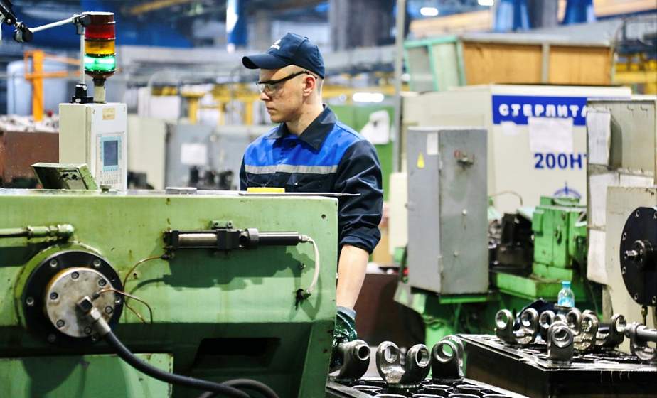 «Хороший дружный коллектив, всему научили, все показали». Бойцы производственных студотрядов рассказали, нравится ли им работать на ОАО «Белкард» 