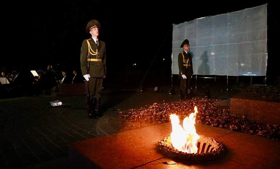 ФОТОФАКТ: Акция "Память" прошла у Вечного огня в парке Жилибера