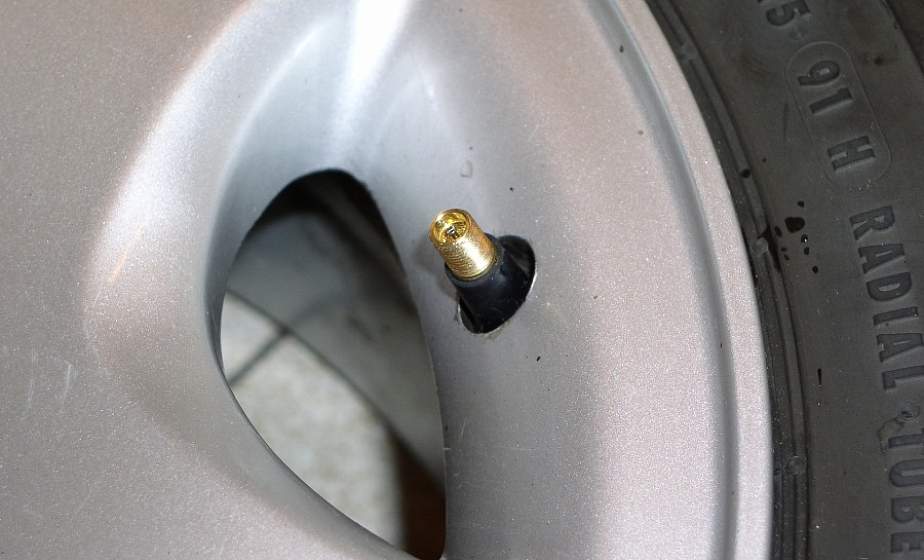 В TikTok появилась новая мода – скручивать ниппели с колес чужих автомобилей. Волна докатилась и до Лиды