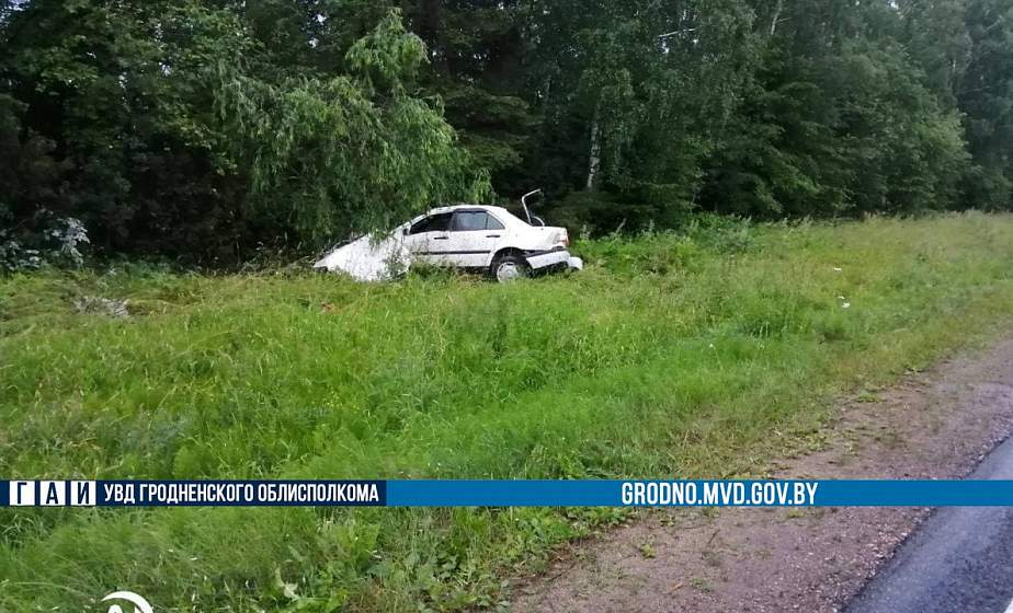 Крутой поворот. В Слонимском районе автомобиль слетел в кювет