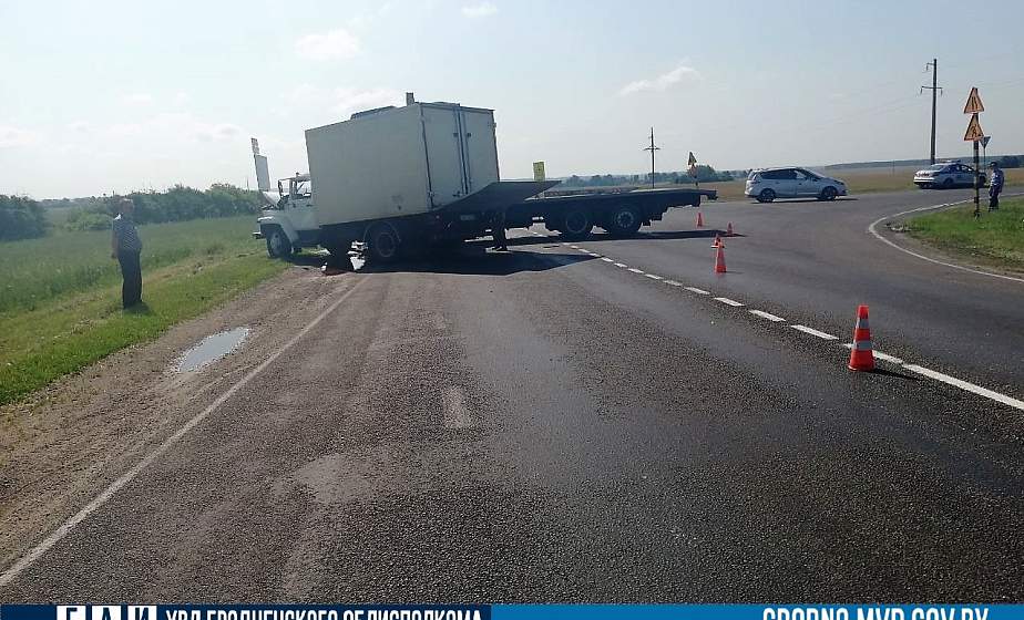 Неожиданная встреча. В Волковысском районе столкнулись два грузовика