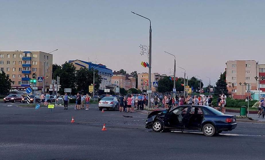 Трагическое ДТП в центре Лиды. Мужчину придавило перевернувшимся бусом