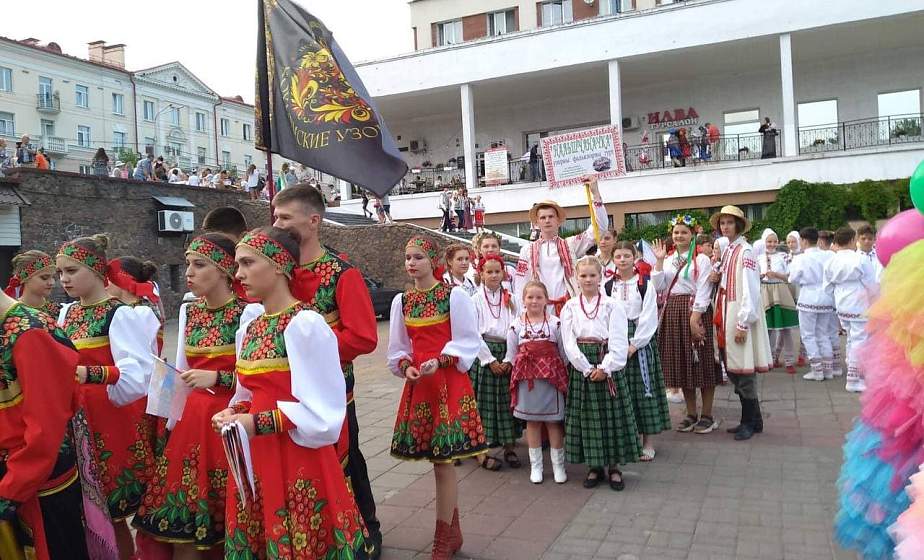 Фотафакт: Узорны фальклорны калектыў «Нальшчаначка» са Смаргонскага раёна прымае ўдзел у міжнародным фестывалі-конкурсе «Вясёлка над Віцебскам» на «Славянскiм базары»