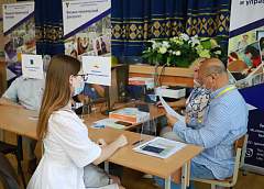 «Поступаю целенаправленно». Первых абитуриентов поздравили в ГрГУ имени Янки Купалы