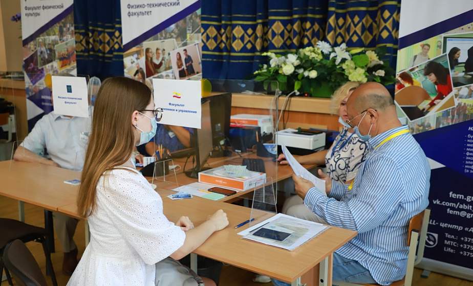 «Поступаю целенаправленно». Первых абитуриентов поздравили в ГрГУ имени Янки Купалы