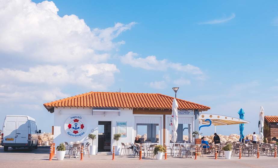 Кипр ввел новые ограничения для невакцинированных жителей и туристов