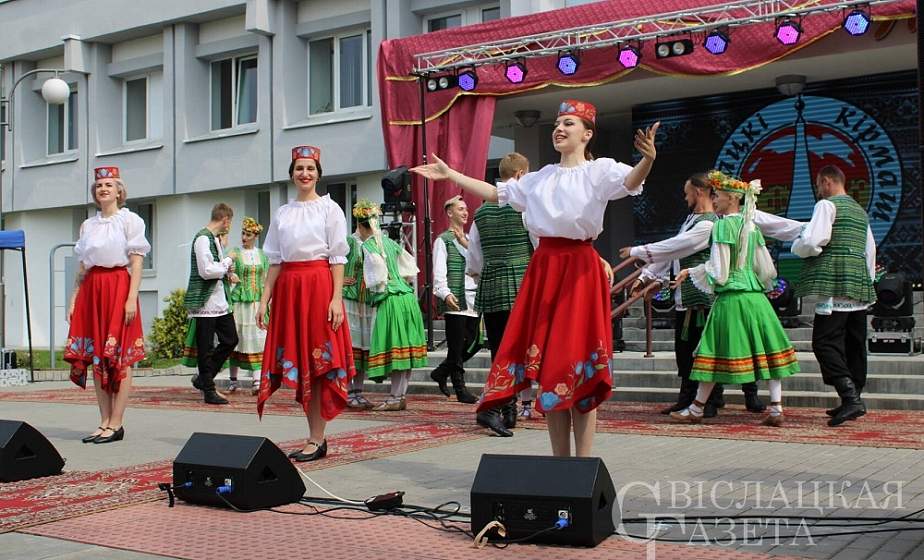 На Свіслацкім кірмашы песні льюцца ад душы!