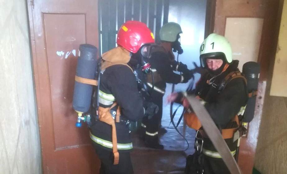 «Молния» спасла от огня. Из лидского общежития из-за пожара эвакуировали 30 человек