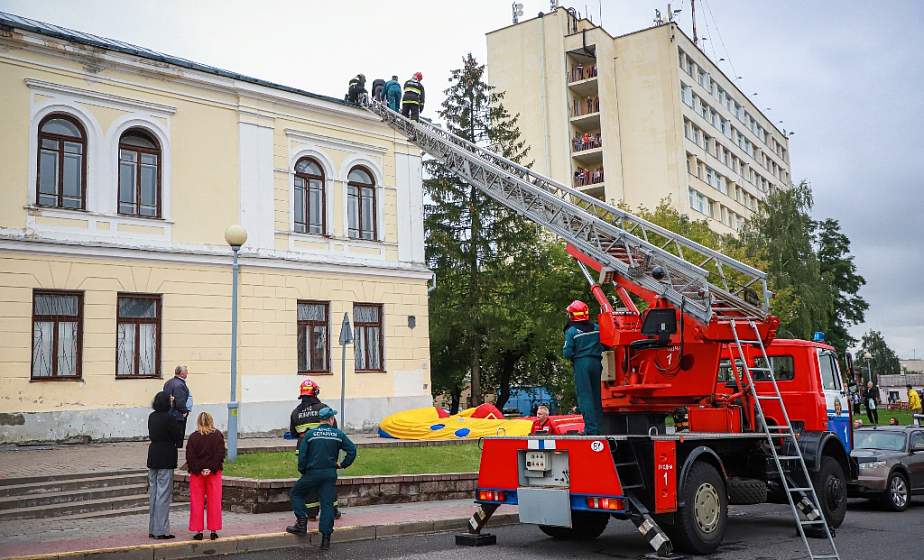 Сотрудники МЧС только что сняли ребенка с крыши здания в Гродно (дополнено)