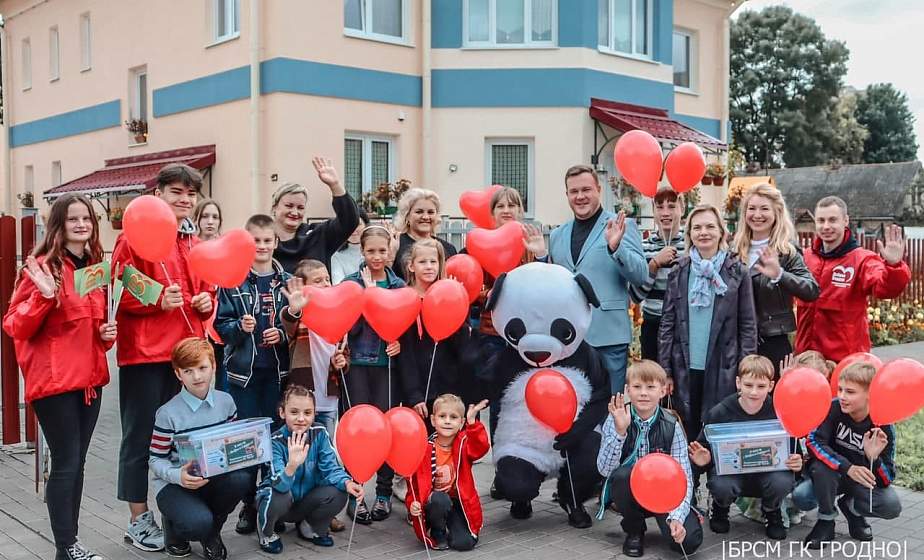 В школу с «Добрым сердцем!». Волонтеры БРСМ поздравили с наступающим Днем знаний воспитанников домов семейного типа в Гродно                 