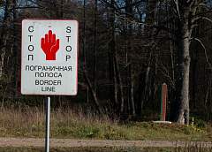 Еда, вода, одеяла и теплая одежда. Более 30 комплектов гуманитарной помощи мигрантам доставили на белорусско-польскую границу представители Красного Креста