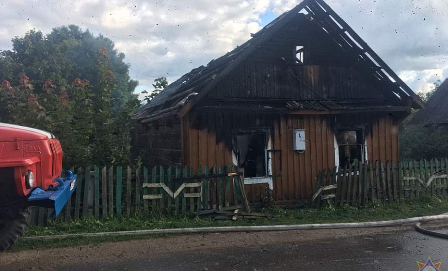 В Ошмянском районе мужчина, проходя мимо горящего дома, спас односельчанина из огня