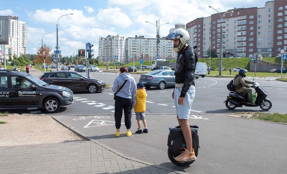 Ограничение по скорости — 25 километров в час и по возрасту — с 12 лет: узнали, какие изменения по электросамокатам и моноколесам грядут в ПДД