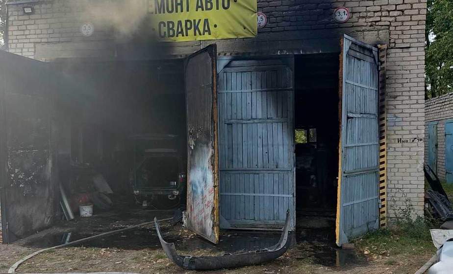 В Лиде на СТО произошел пожар, горели три автомобиля. Один полностью уничтожен