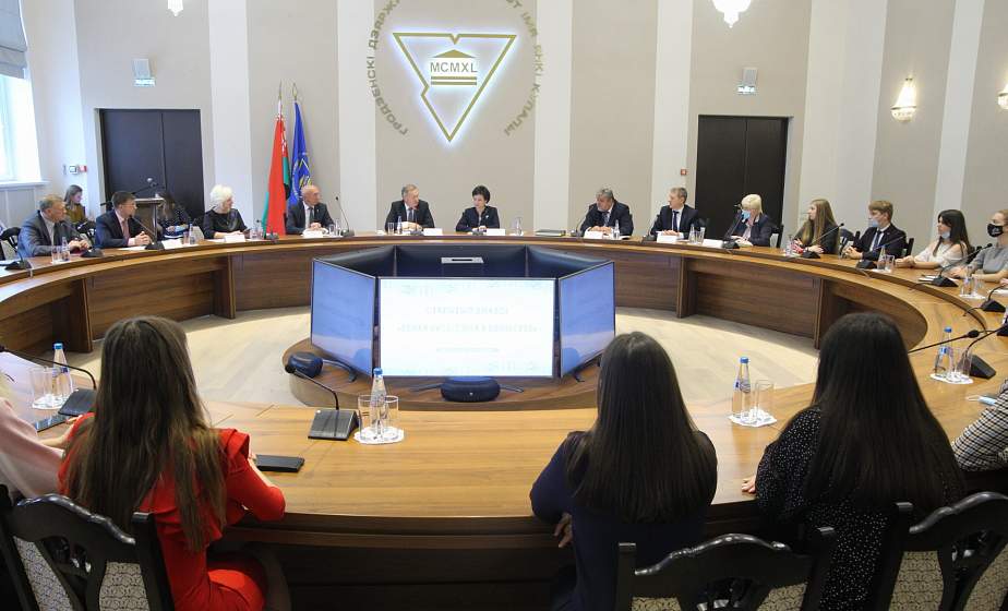 Около 90 преподавателей и студентов Купаловского университета накануне Дня народного единства пополнили ряды «Белой Руси» 