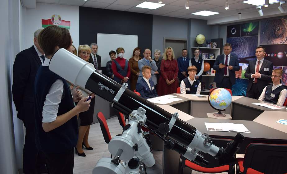 Smart-глобус и AR-квизы. «Умный класс» по астрономии и астрофизике открыли в Лицее №1 города Гродно 