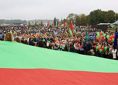 Послание потомкам и закладка новой аллеи. У Кургана Славы в Гродно прошла патриотическая акция в честь Дня народного единства