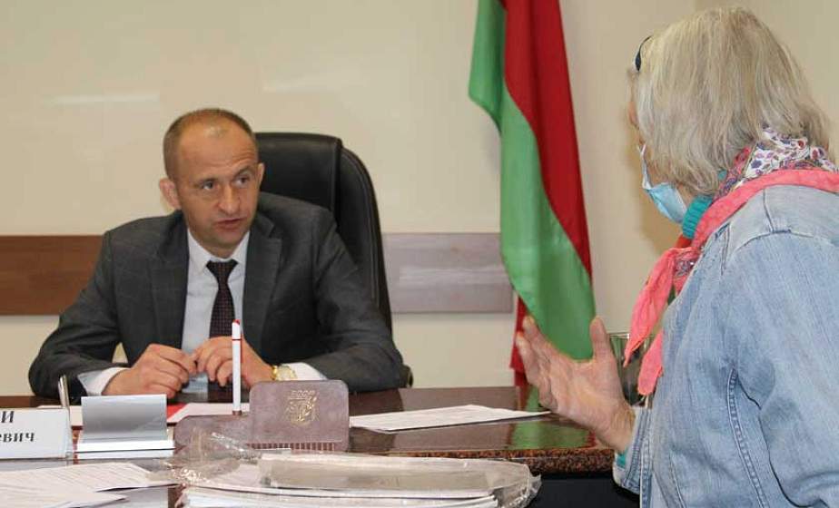 Юрый Валяваты: “Калі ёсць магчымасць – дапамагчы”. Намеснік старшыні аблвыканкама правёў прыём грамадзян і прамую тэлефонную лінію ў Дзятлаве