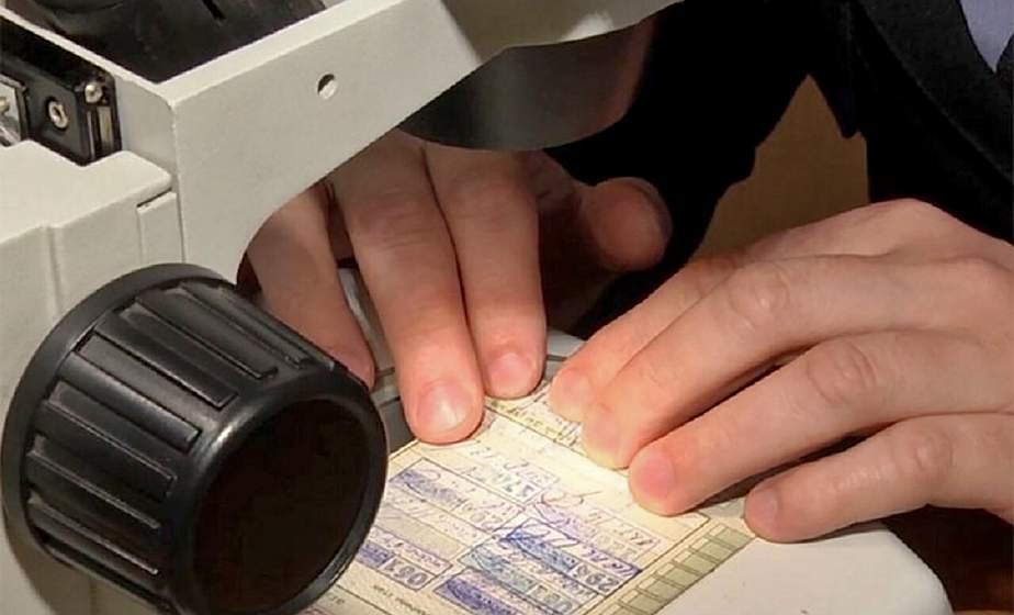 Приклеила свою фотографию, печать дорисовала ручкой. Гродненка переделала удостоверение умершей бабушки под себя